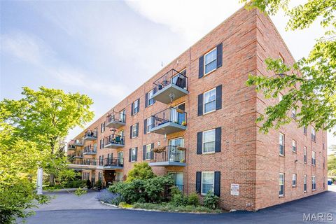 Tiny photo for 55 S Gore Ave #1 H, Webster Groves, MO 63119 (MLS # 26001069)