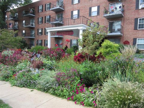 Tiny photo for 55 S Gore Ave #1 H, Webster Groves, MO 63119 (MLS # 26001069)