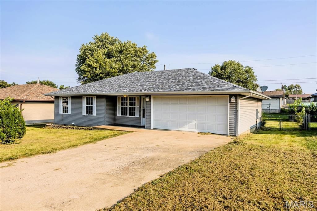 Photo of 1129 Lacy Drive, Lebanon, MO 65536 (MLS # 26020627)