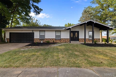 Photo of 5891 Sir Edward Lane, Florissant, MO 63033 (MLS # 26057962)