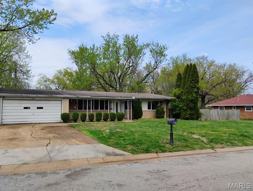 Photo of 10027 Grosvenor Drive, St Louis, MO 63137 (MLS # 26020470)