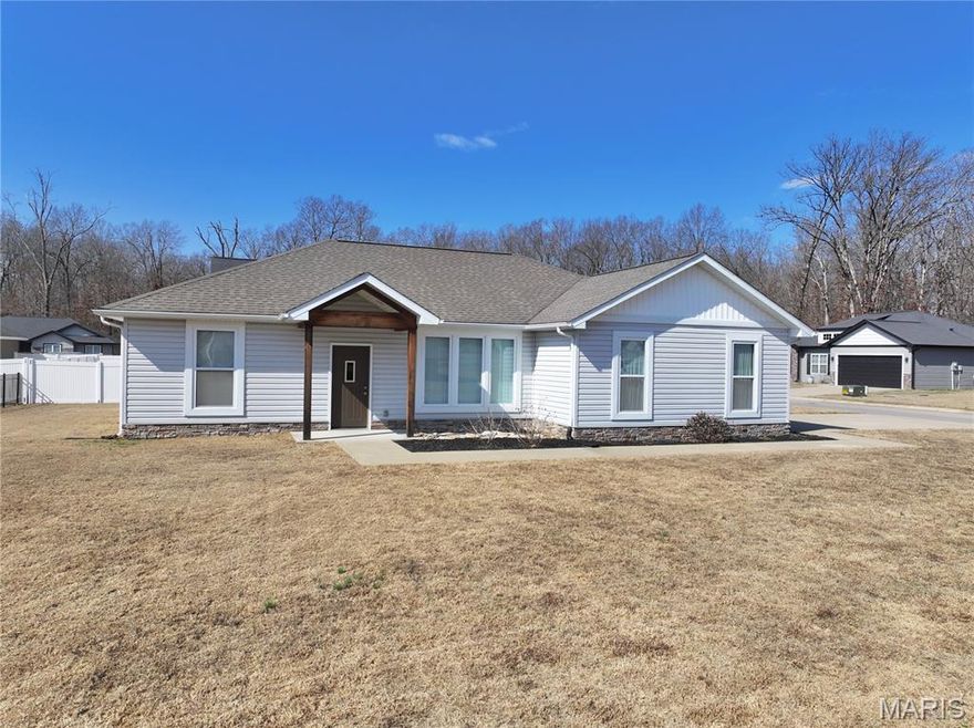 $229,900

5914 Melissa Lane, Poplar Bluff, Mo 63954

3 bed/2 bath in Shannon Cove Subdivision, West of Poplar Bluff off of Township Line Road. Situated on a corner lot, this 1423 sq ft home features 9 Ft ceilings throughout, a 2 car garage and a clean modern layout perfect for comfortable living. Will not last long, very desirable area.