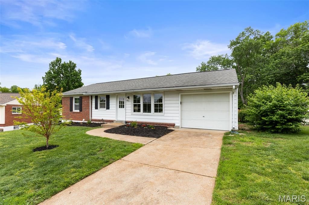 Photo of 9931 Foxglove Drive, St Louis, MO 63123 (MLS # 26009885)