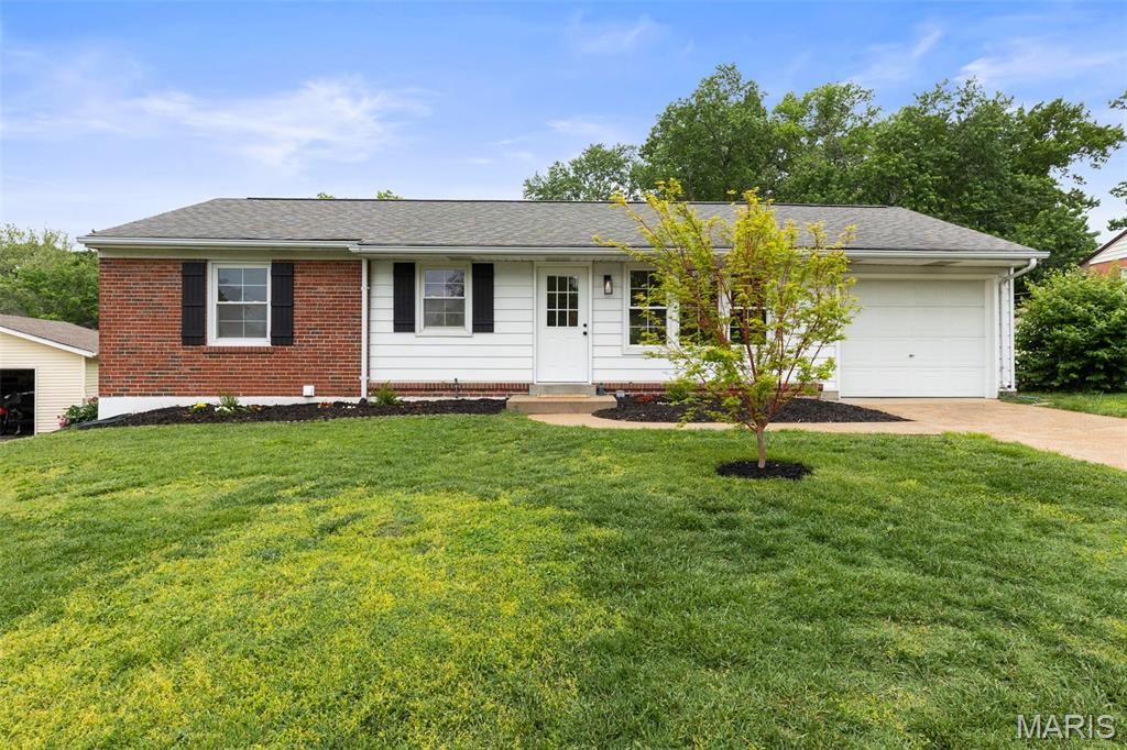 Photo of 9931 Foxglove Drive, St Louis, MO 63123 (MLS # 26009885)
