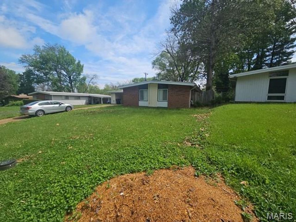 Photo of 340 Holiday Hill Drive, Florissant, MO 63033 (MLS # 26025868)