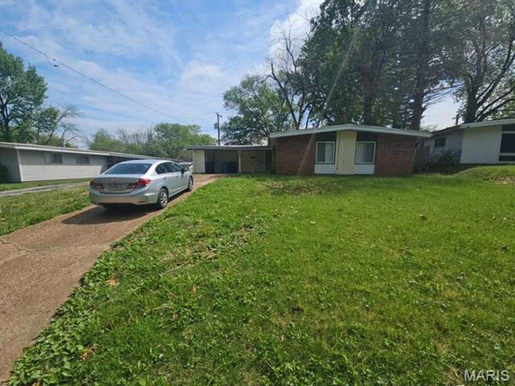 Photo of 340 Holiday Hill Drive, Florissant, MO 63033 (MLS # 26025868)