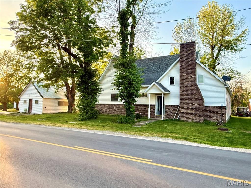 Photo of 402 W Main Street, Shelbyville, MO 63469 (MLS # 26032132)