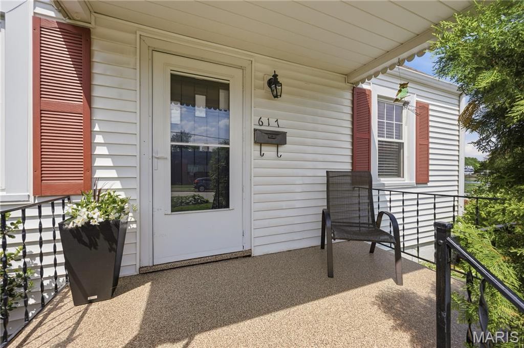 Photo of 617 Lindenwood Avenue, St Charles, MO 63301 (MLS # 26022850)