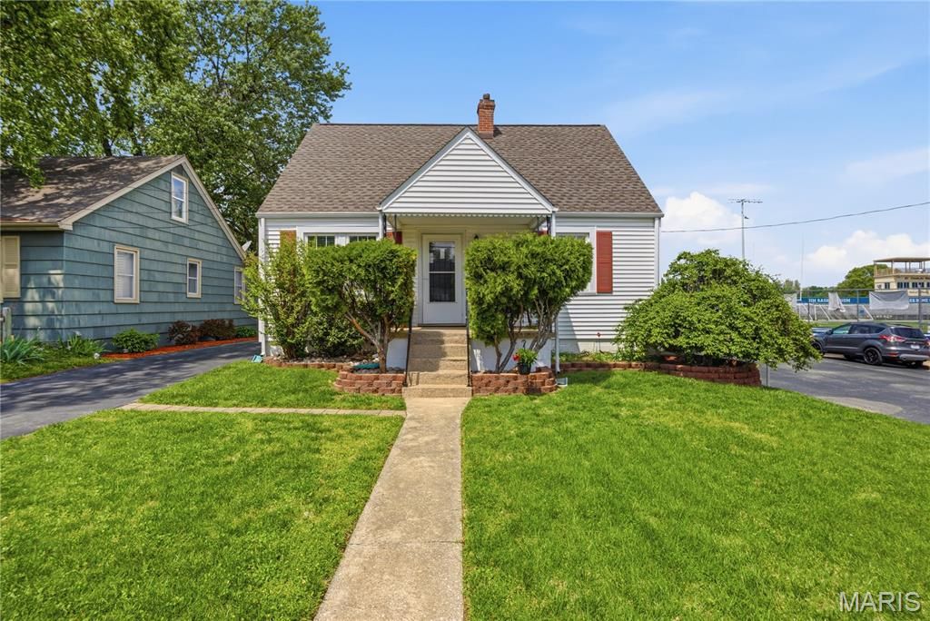 Photo of 617 Lindenwood Avenue, St Charles, MO 63301 (MLS # 26022850)