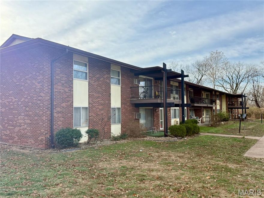 Looking for a spacious and updated North County home? You can stop looking!

This stunning 3bd/1ba, first floor condo is located in the Hazelcrest subdivision in Hazelwood, just off I-270 and Hanley/Graham. It's a corner unit, so lots of windows and natural light! Inside, you'll find everything has been updated; newer vinyl plank flooring throughout, recently updates kitchen and bath, and great closet space. The large, open living/dining/kitchen area is great for entertaining! There are three large bedrooms, and a bathroom with two sinks and lots of space! This all-electric unit has it's own private patio, and there is coin laundry just across the hall. Access all of the great features of the community and the surrounding area.

Condo was most recently rented at $1195/mo.
