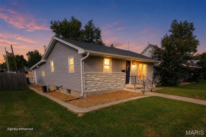 Photo 1 of 16 — 219 W Davidson Avenue, Chaffee, MO 63740
