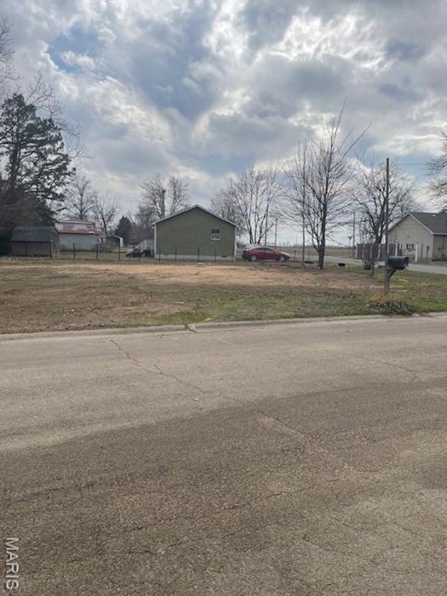 Vacant residential lot ready for a buyer to build on.  This is a 70 x 100 corner lot.