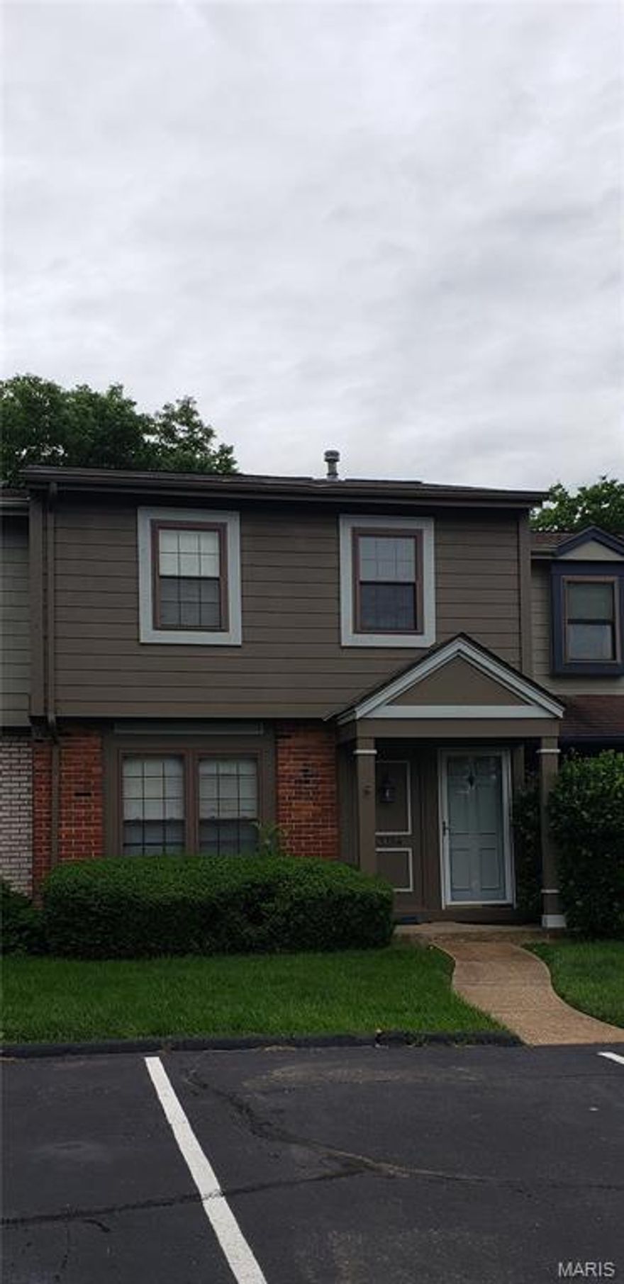 3 bed, 2.5 bath condo in a great location! The spacious living room tons of natural light. The large eat in kitchen offers access to the  patio that overlooks the large yard. Upstairs you will find 3 bedrooms and 2 full baths. The primary bedroom suite has a full bath and walk in closet.  Also has a partially finished basement with wood flooring and also has tons of storage space Community amenities! – tennis courts, basketball court, inground pool, common ground, and more. 2 assigned parking spots right in front of condo. Close to shopping, parks and highway!