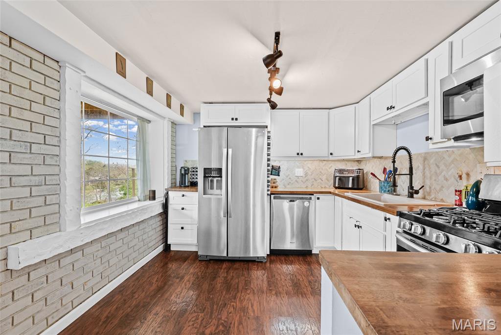 01/Cedar Hill Lakes - Residential