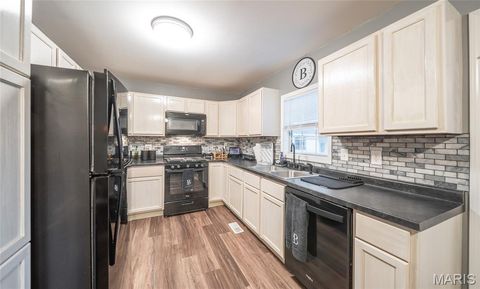 Tiny photo for 320 W South Street, Bowling Green, MO 63334 (MLS # 25065971)