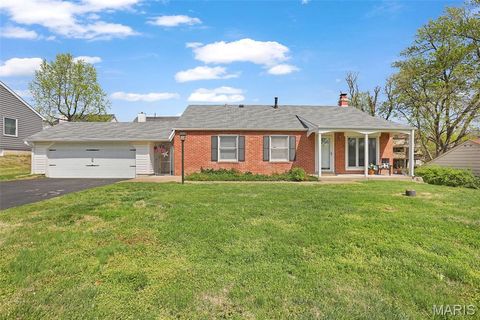 Photo of 332 Providence Road, Ballwin, MO 63011 (MLS # 26021713)