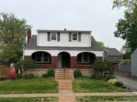 Photo of 23 Midpark Lane, Ladue, MO 63124 (MLS # 26023283)