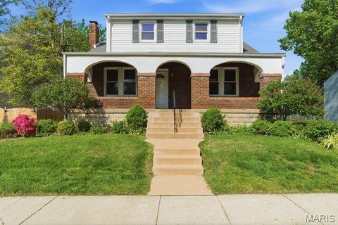 Photo of 23 Midpark Lane, Ladue, MO 63124 (MLS # 26023283)