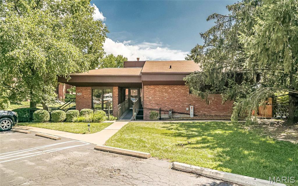 Creve Coeur, Missouri 63141, United States, 2 Bedrooms Bedrooms, ,2 BathroomsBathrooms,Residential,Active,204825