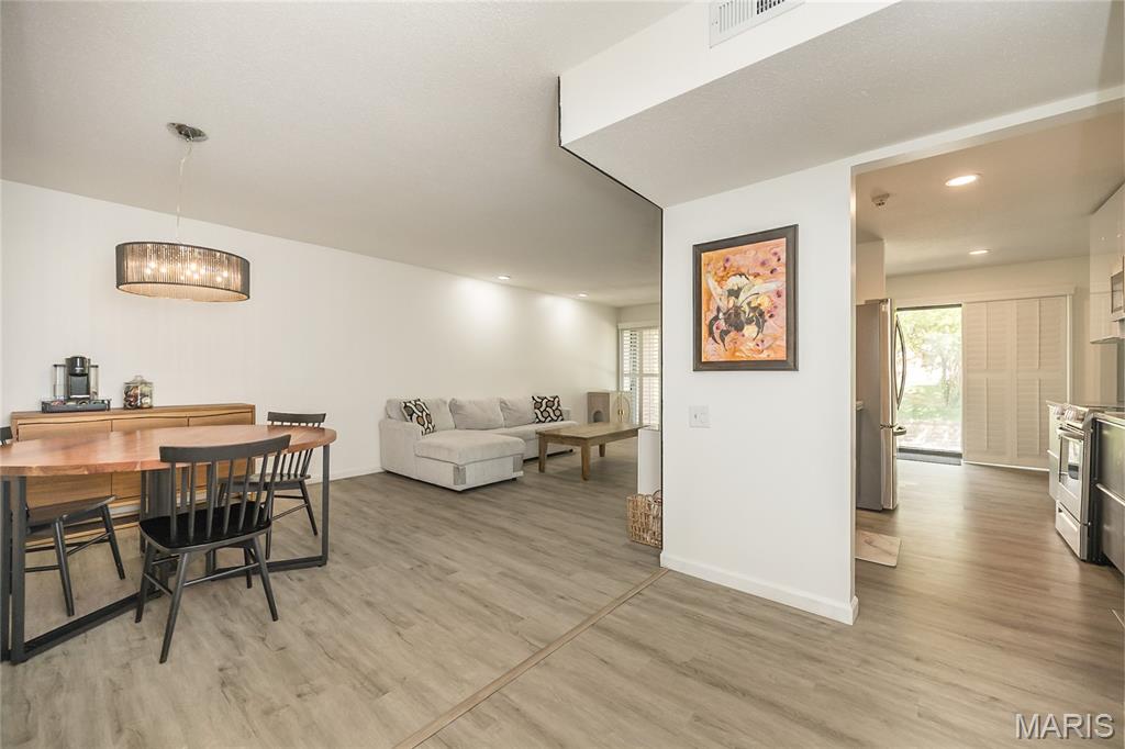 Creve Coeur, Missouri 63141, United States, 2 Bedrooms Bedrooms, ,2 BathroomsBathrooms,Residential,Active,204825