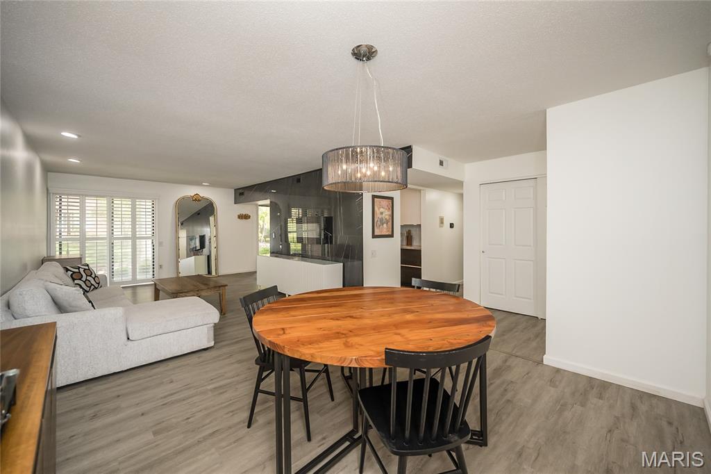 Creve Coeur, Missouri 63141, United States, 2 Bedrooms Bedrooms, ,2 BathroomsBathrooms,Residential,Active,204825