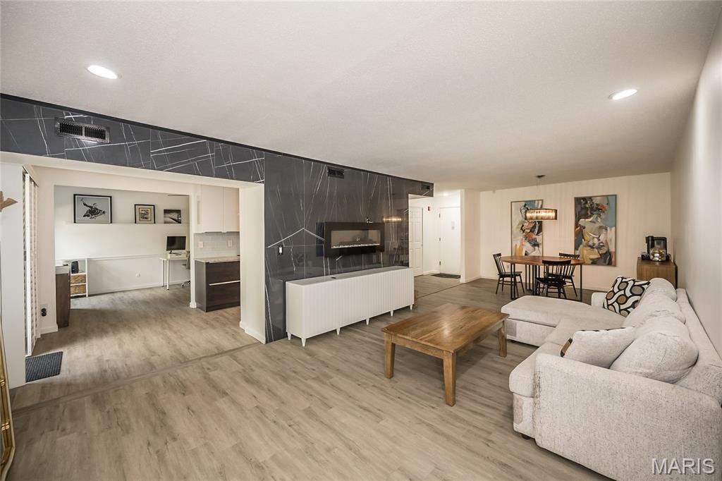 Creve Coeur, Missouri 63141, United States, 2 Bedrooms Bedrooms, ,2 BathroomsBathrooms,Residential,Active,204825