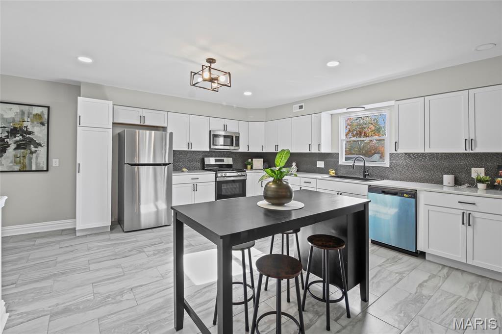 Florissant, Missouri 63033, United States, 3 Bedrooms Bedrooms, ,3 BathroomsBathrooms,Residential,Active,245716