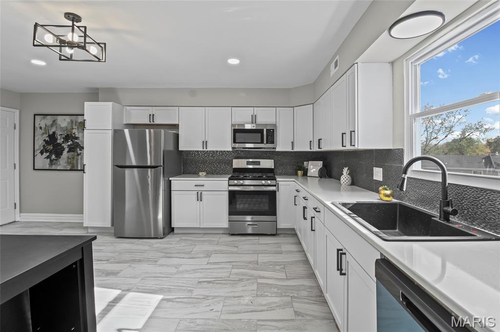 Florissant, Missouri 63033, United States, 3 Bedrooms Bedrooms, ,3 BathroomsBathrooms,Residential,Active,245716