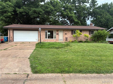 Photo of 10121 Pinehurst Drive, St Louis, MO 63114 (MLS # 26038523)