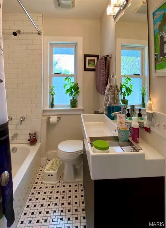 Webster Groves, Missouri 63119, United States, 4 Bedrooms Bedrooms, ,3 BathroomsBathrooms,Residential,Active,230136