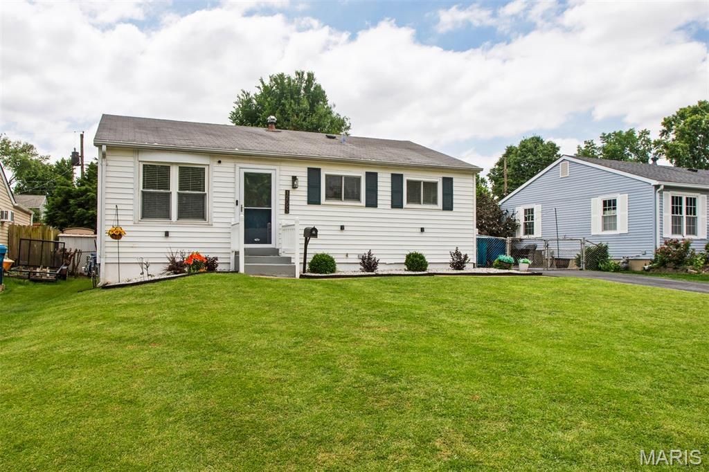 Photo of 12093 Sunnycrest Place, Maryland Heights, MO 63043 (MLS # 26032401)