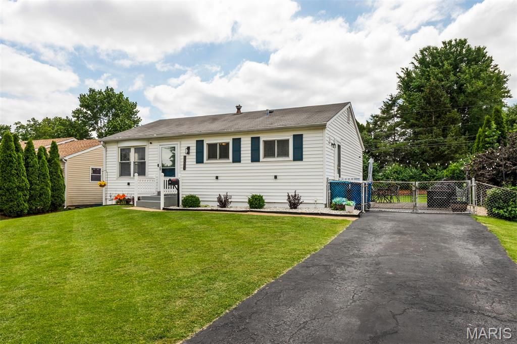 Photo of 12093 Sunnycrest Place, Maryland Heights, MO 63043 (MLS # 26032401)