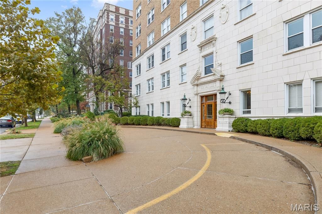 Photo of 709 S Skinker Boulevard #703, St Louis, MO 63105 (MLS # 25073140)