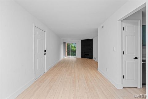 Tiny photo for 1920 Hunting Lake Court #202, Kirkwood, MO 63122 (MLS # 25069805)