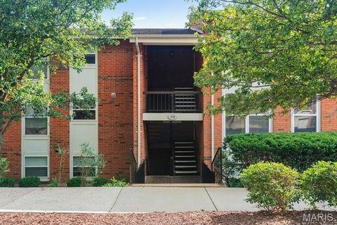 Tiny photo for 1920 Hunting Lake Court #202, Kirkwood, MO 63122 (MLS # 25069805)