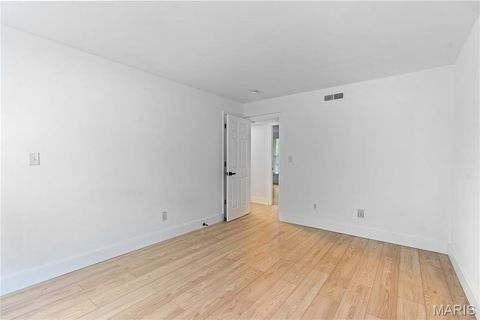 Tiny photo for 1920 Hunting Lake Court #202, Kirkwood, MO 63122 (MLS # 25069805)