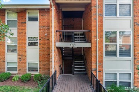 Tiny photo for 1920 Hunting Lake Court #202, Kirkwood, MO 63122 (MLS # 25069805)