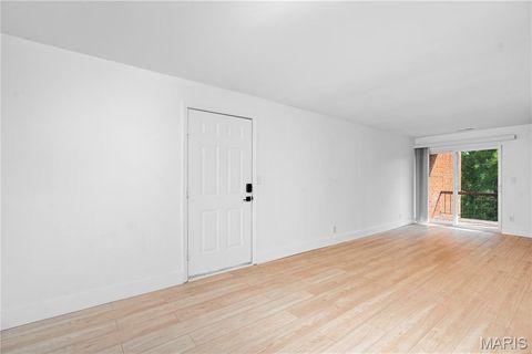 Tiny photo for 1920 Hunting Lake Court #202, Kirkwood, MO 63122 (MLS # 25069805)