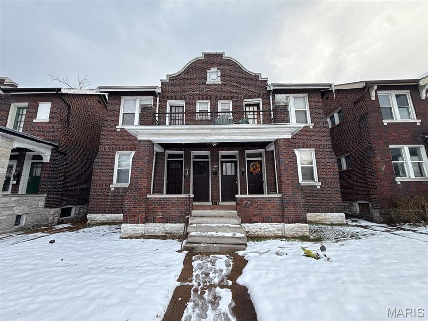 Great 1 bedroom 1 bathroom unit with historical details. Close to Grand with access to restaurants and public transportation.   Must have 3 times the rent in income, No evictions in the past 5 years to qualify.  Owner is offering 2nd month rent free!