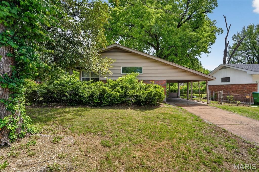 Photo of 9946 Lanier Drive, St Louis, MO 63136 (MLS # 26022985)