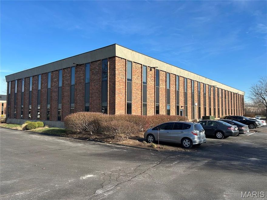This suite offers 1500-3268 square feet of professional/office space. Already in white box condition and 4.2/1000 parking ratio.
Close proximity to Westport and conveniently located near I-270/Page. Offered at $17/sq ft FSL.
This suite can be joined with Suite #201 for 5970 sq ft. See MLS #26010691.