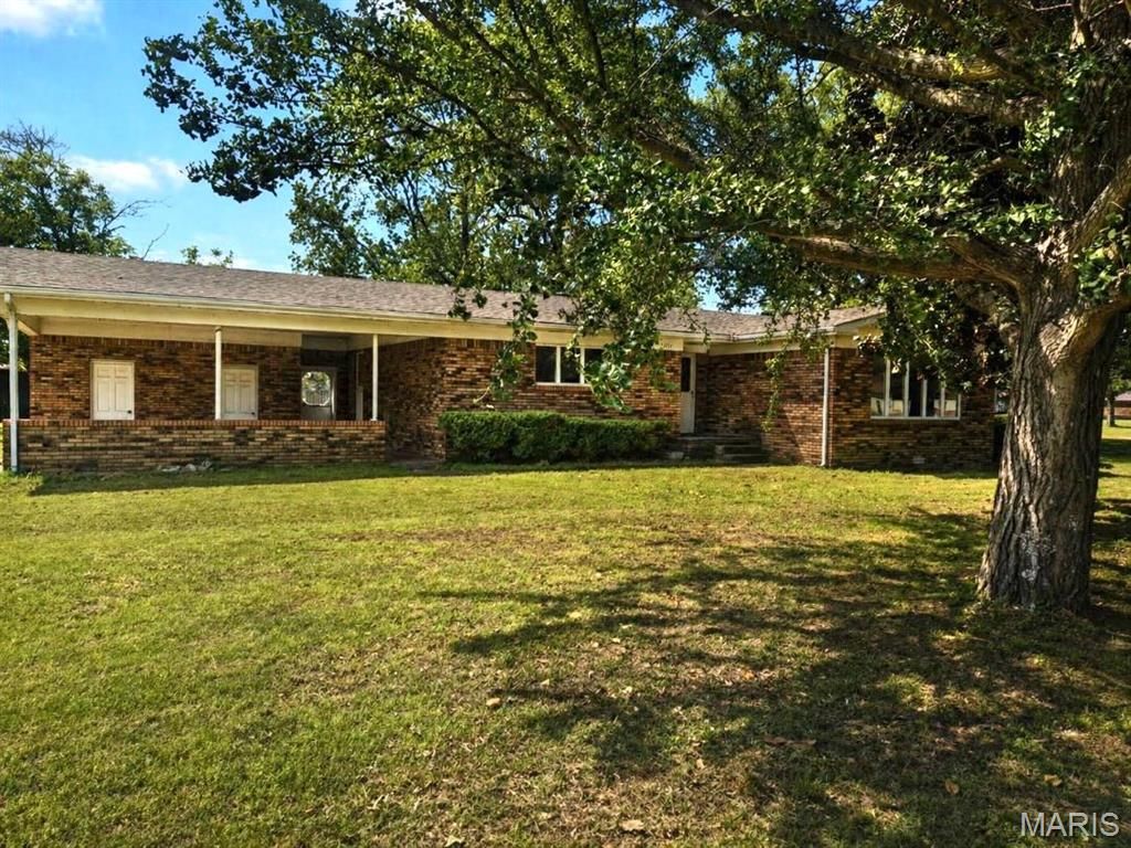 Photo of 2101 Burge Street, Malden, MO 63863 (MLS # 26025508)