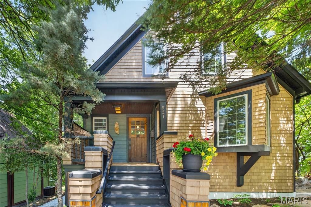 Photo of 921 Newport Avenue, St Louis, MO 63119 (MLS # 26028608)