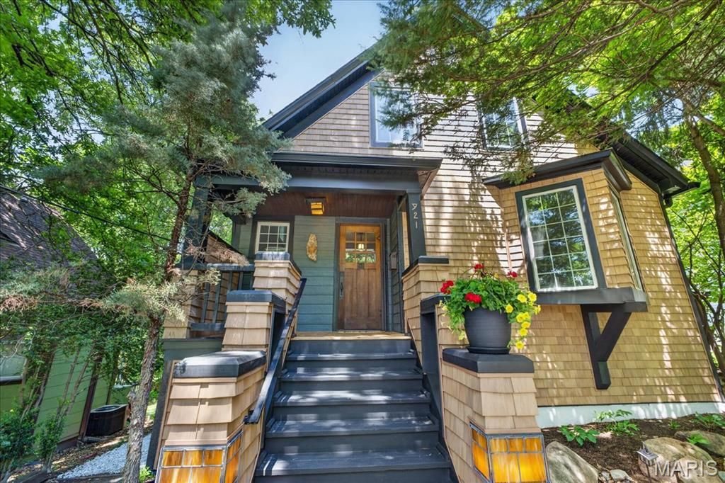 Photo of 921 Newport Avenue, St Louis, MO 63119 (MLS # 26028608)