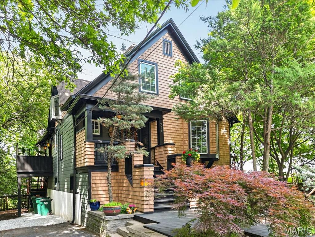 Photo of 921 Newport Avenue, St Louis, MO 63119 (MLS # 26028608)