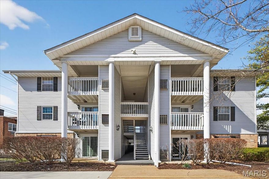 Step-free one-level condo featuring 2 bedrooms and 2 baths. Includes a private patio, fenced dog run for pet friendly outdoor space.  Assigned and guest parking, storage unit. Comfortable, convenient, and perfect for low-maintenance living. Only minutes to downtown Kirkwood restaurants, shopping, Farmers Market, Library & YMCA and the Magic House. Easy access to Highways 44 & 270.
