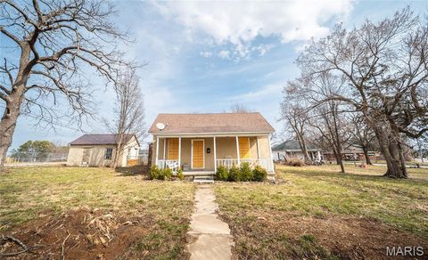 Photo of 687 Salem Avenue, Rolla, MO 65401 (MLS # 26012271)