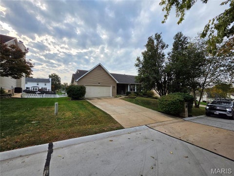 Photo of 960 Arbor Green Drive, St Charles, MO 63304 (MLS # 26069614)
