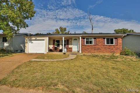Photo of 17 Roland Avenue, Ballwin, MO 63021 (MLS # 25069472)