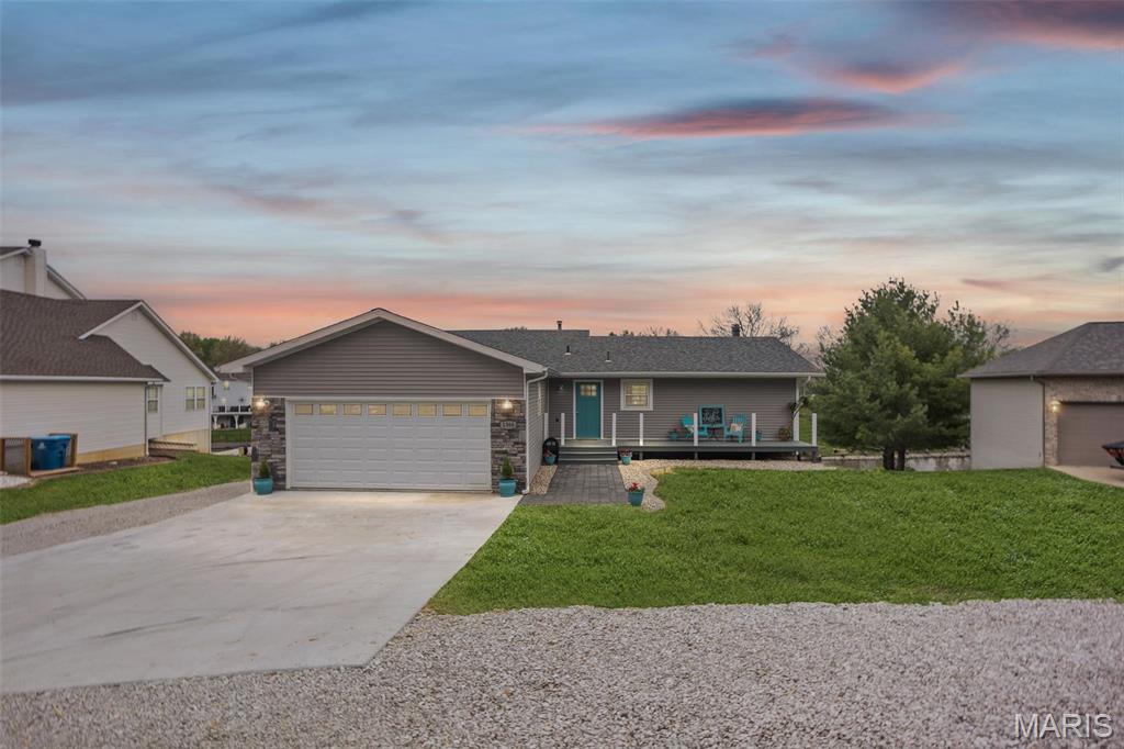 Edwardsville, Illinois 62025, United States, 4 Bedrooms Bedrooms, ,3 BathroomsBathrooms,Residential,Pending,111991